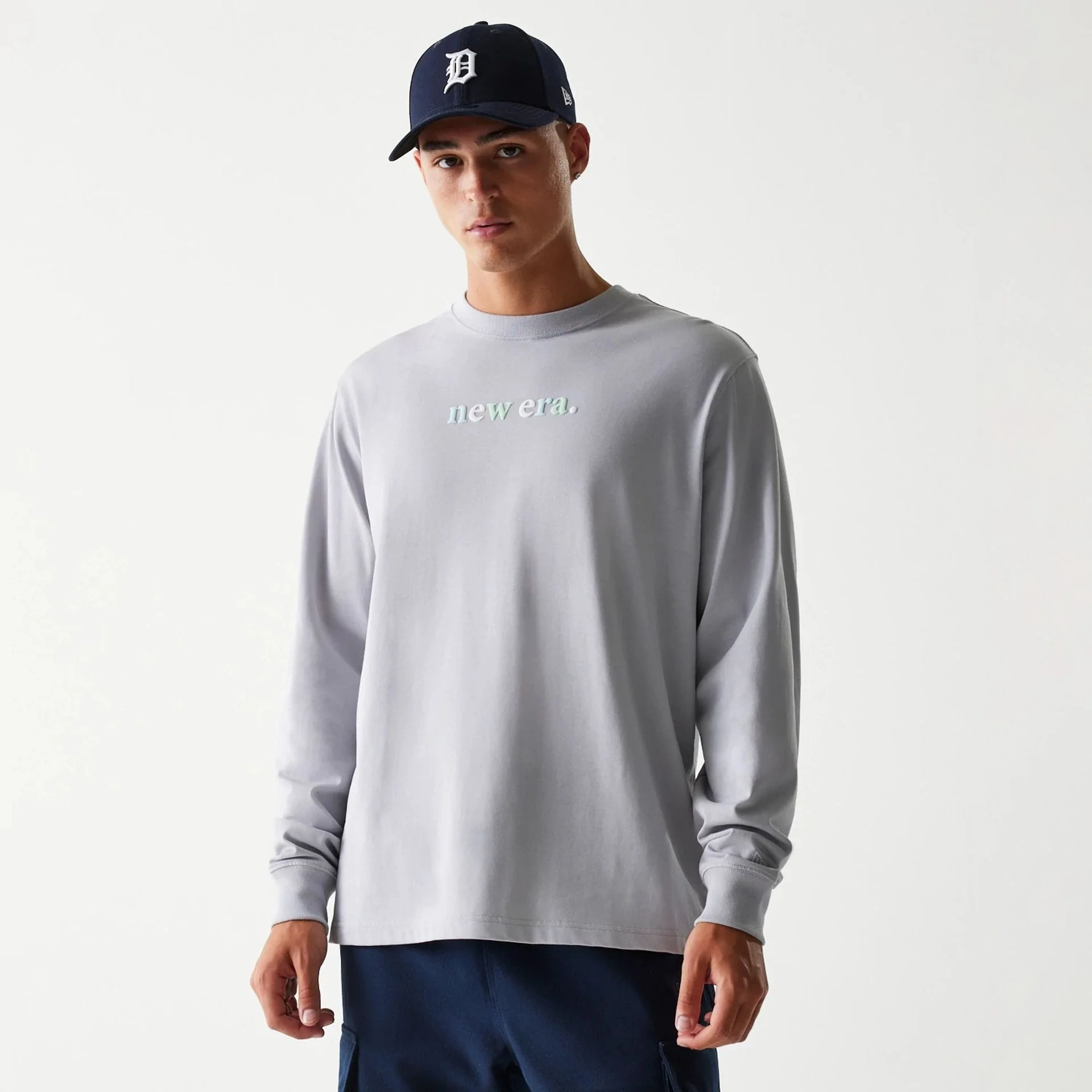 10085-new-era-90s-vibe-grey-long-sleeve-t-shirt-1.webp New Era 90s Vibe Grey Long Sleeve T-Shirt