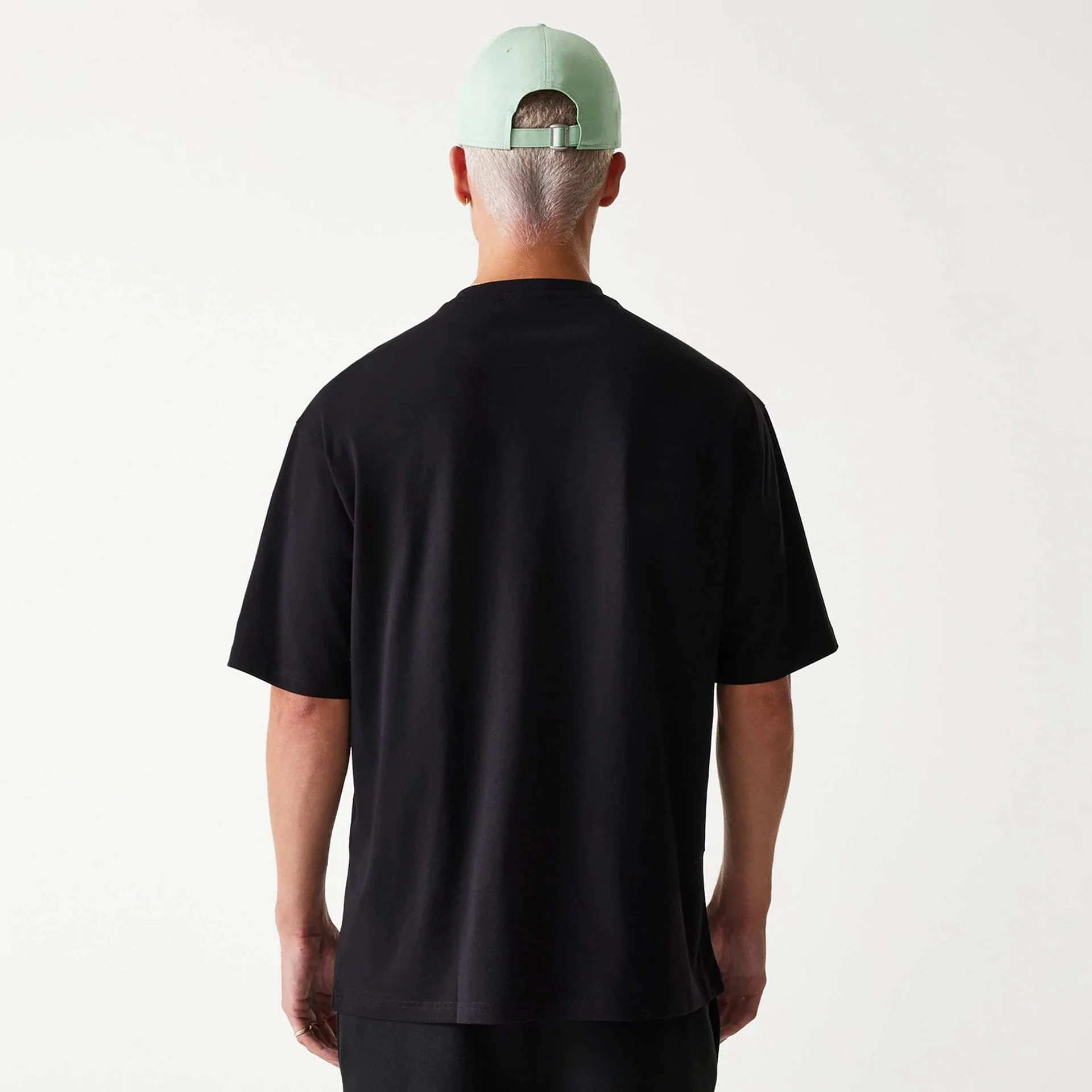 12627-new-era-outdoor-graphic-black-oversized-t-shirt-2.webp New Era Outdoor Graphic Black Oversized T-Shirt