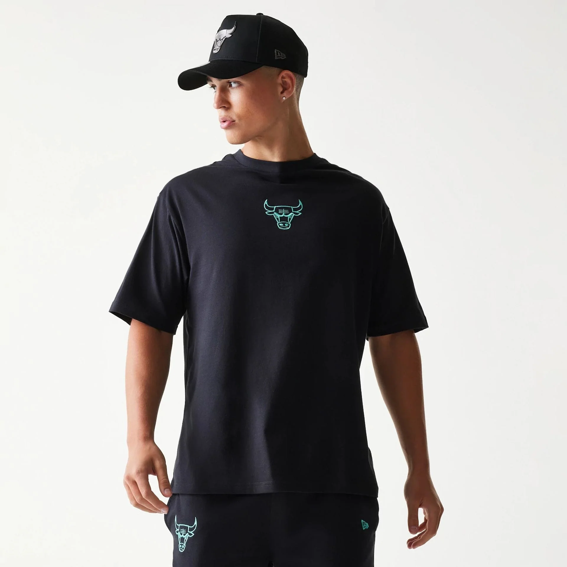 12641-chicago-bulls-nba-league-essential-black-oversized-t-shirt-1.webp Chicago Bulls NBA League Essential Black Oversized T-Shirt