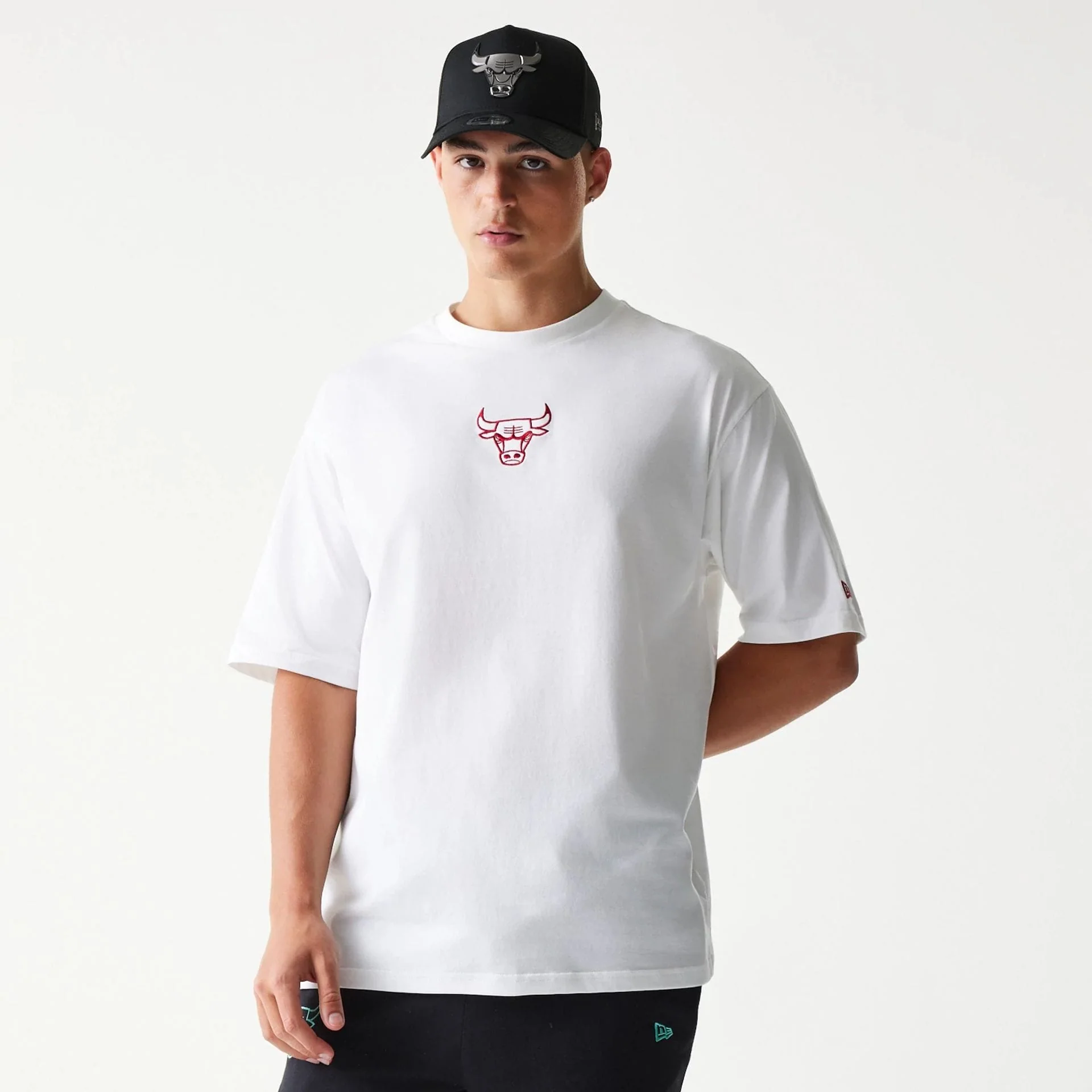 13051-chicago-bulls-nba-league-essential-white-oversized-t-shirt-1.webp Chicago Bulls NBA League Essential White Oversized T-Shirt
