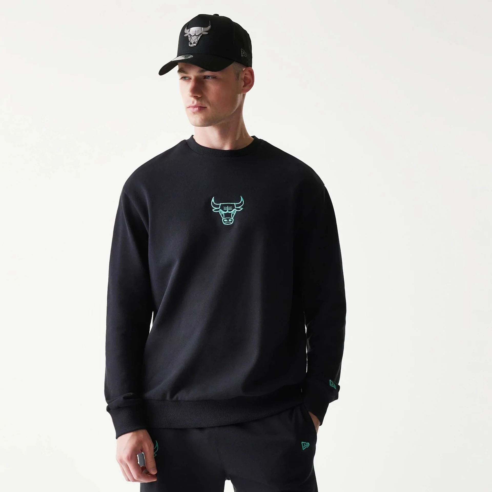 13088-chicago-bulls-nba-black-oversized-crew-neck-sweater-1.webp Chicago Bulls NBA Black Oversized Crew Neck Sweater