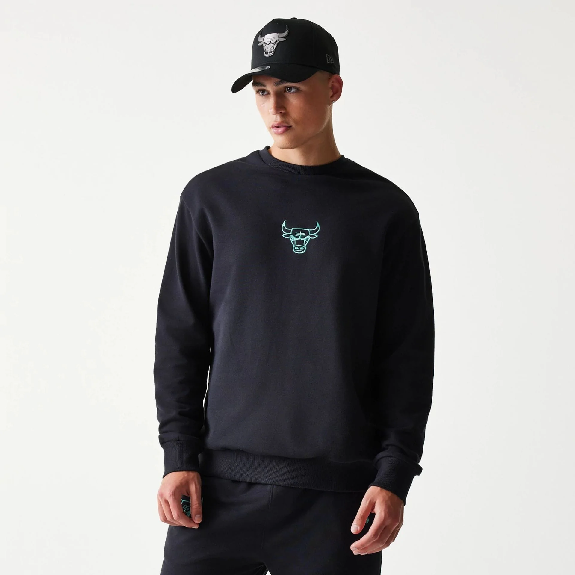 14104-chicago-bulls-nba-black-oversized-crew-neck-sweater-1.webp Chicago Bulls NBA Black Oversized Crew Neck Sweater