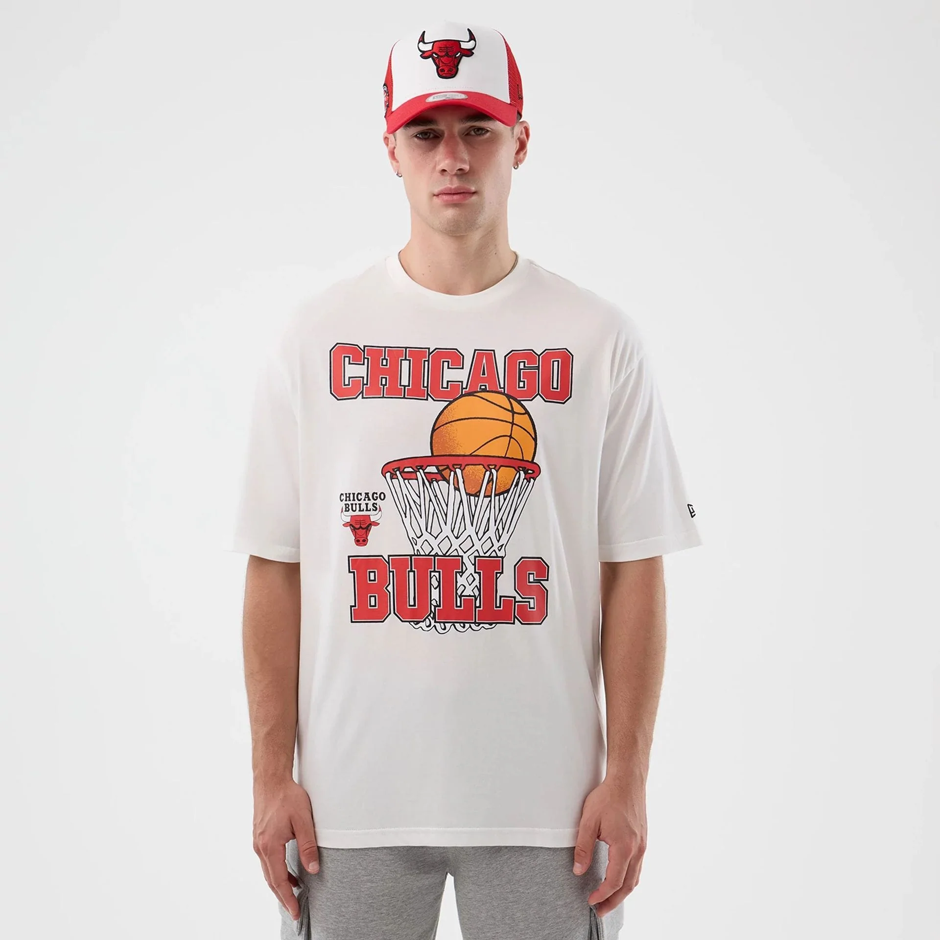 15015-chicago-bulls-nba-basketball-graphic-white-oversized-t-shirt-1.webp Chicago Bulls NBA Basketball Graphic White Oversized T-Shirt