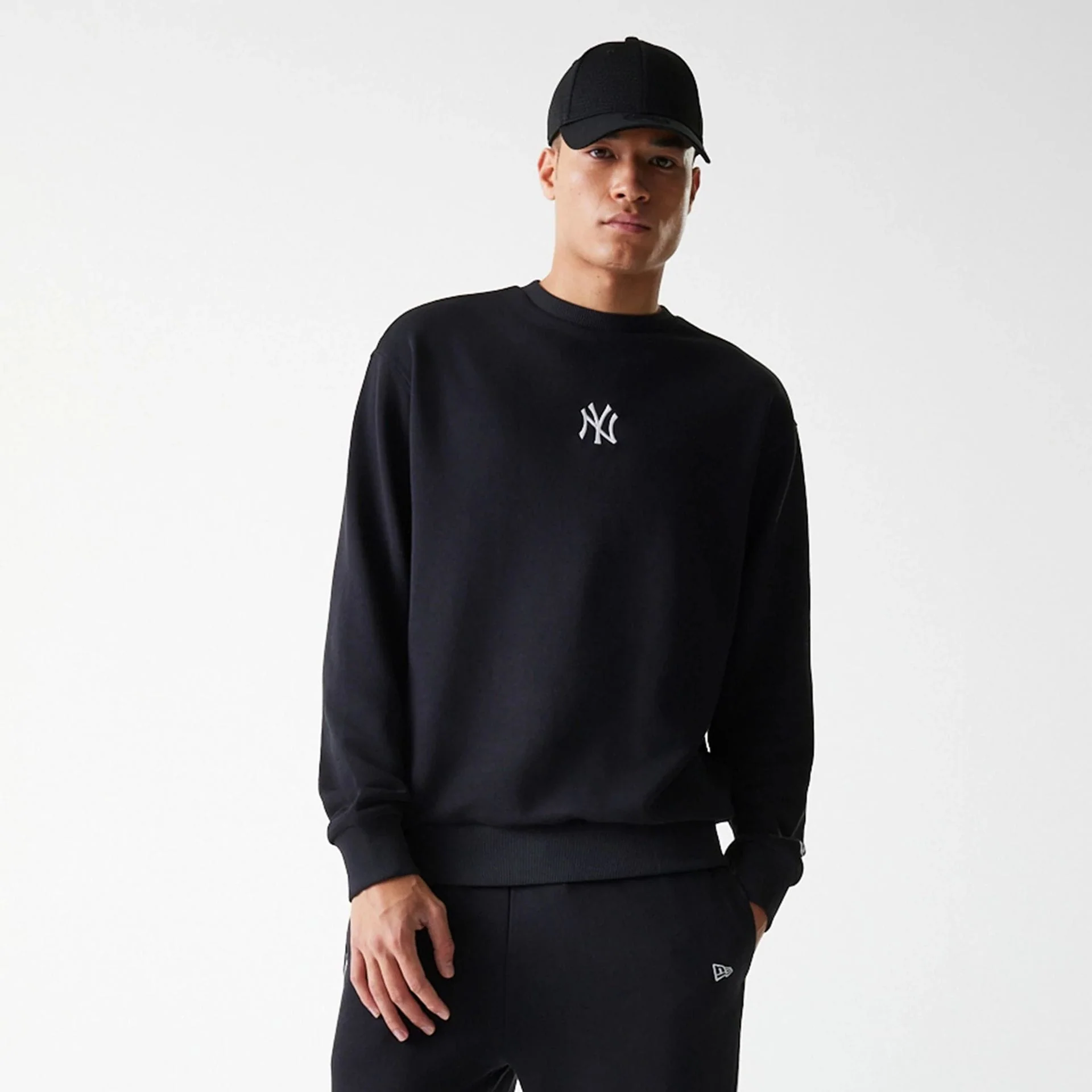 16094-new-york-yankees-mlb-league-essential-french-terry-black-crew-neck-sweater-3.webp New York Yankees MLB League Essential French Terry Black Crew Neck Sweater