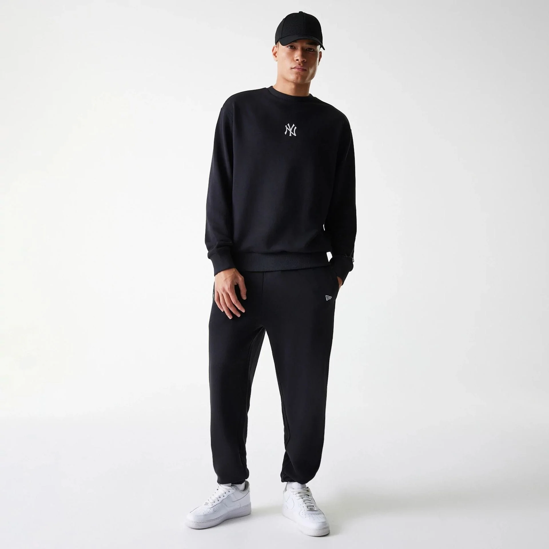 16256-new-york-yankees-mlb-league-essential-french-terry-black-crew-neck-sweater-8.webp New York Yankees MLB League Essential French Terry Black Crew Neck Sweater