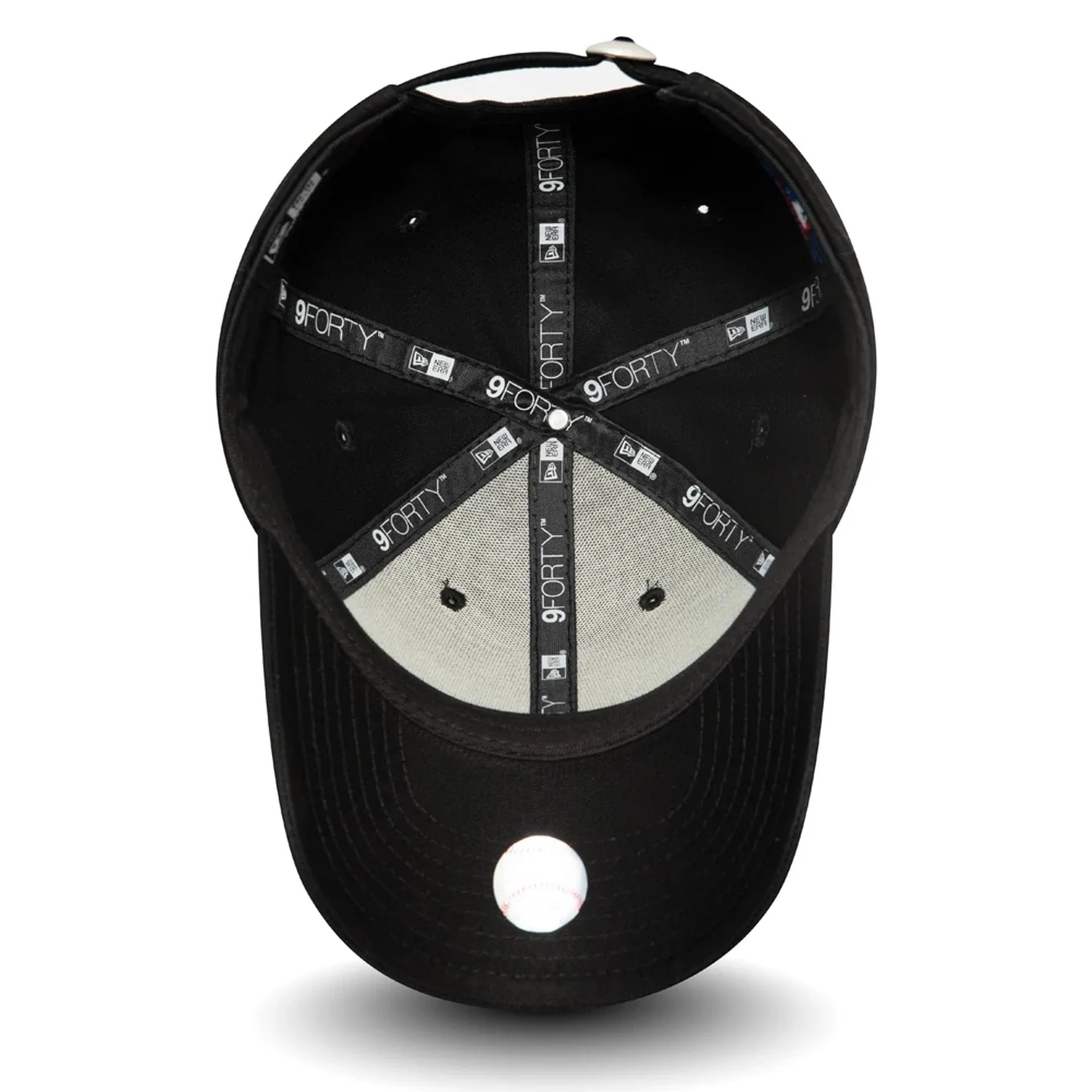 6766-new-york-yankees-essential-kids-black-on-black-9forty-cap-3.webp New York Yankees Essential Kids Black On Black 9FORTY Cap