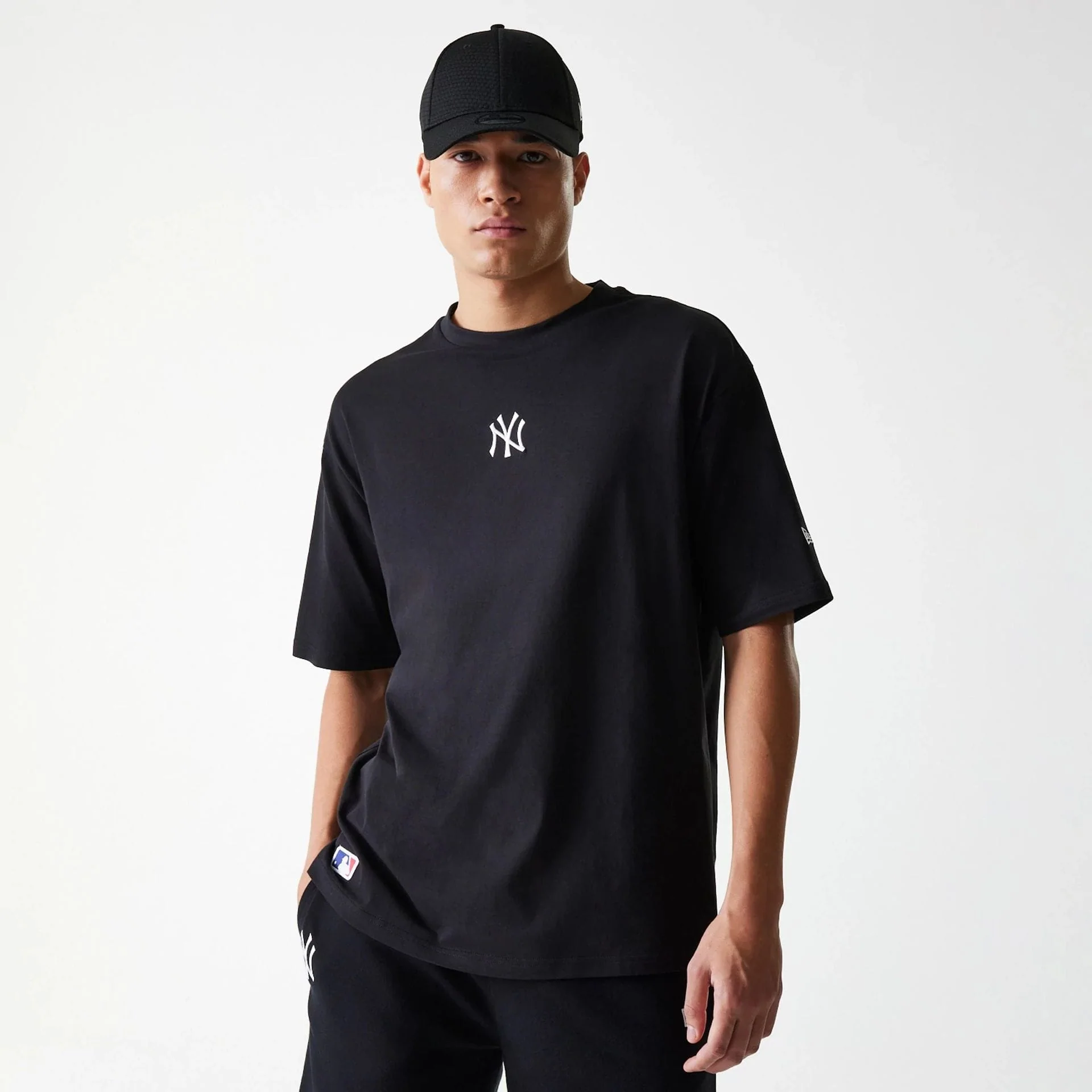8070-new-york-yankees-mlb-league-essential-black-oversized-t-shirt-1.webp New York Yankees MLB League Essential Black Oversized T-Shirt