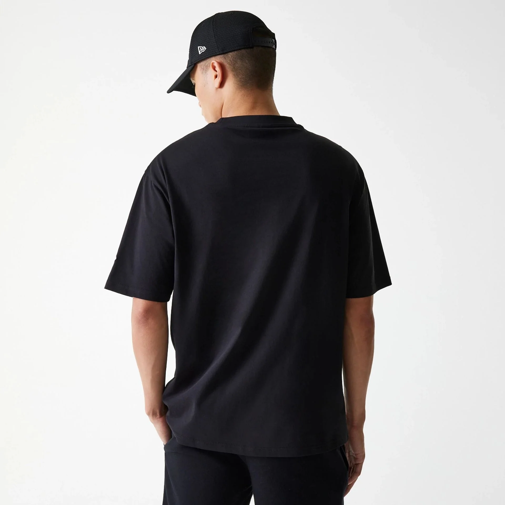 8070-new-york-yankees-mlb-league-essential-black-oversized-t-shirt-2.webp New York Yankees MLB League Essential Black Oversized T-Shirt