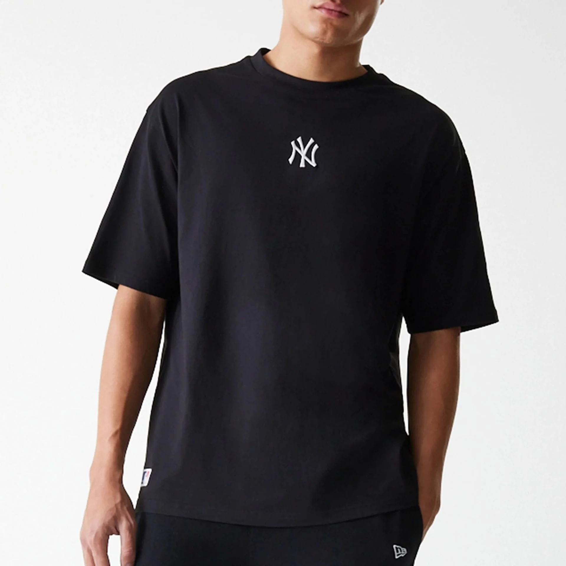 8070-new-york-yankees-mlb-league-essential-black-oversized-t-shirt-3.webp New York Yankees MLB League Essential Black Oversized T-Shirt