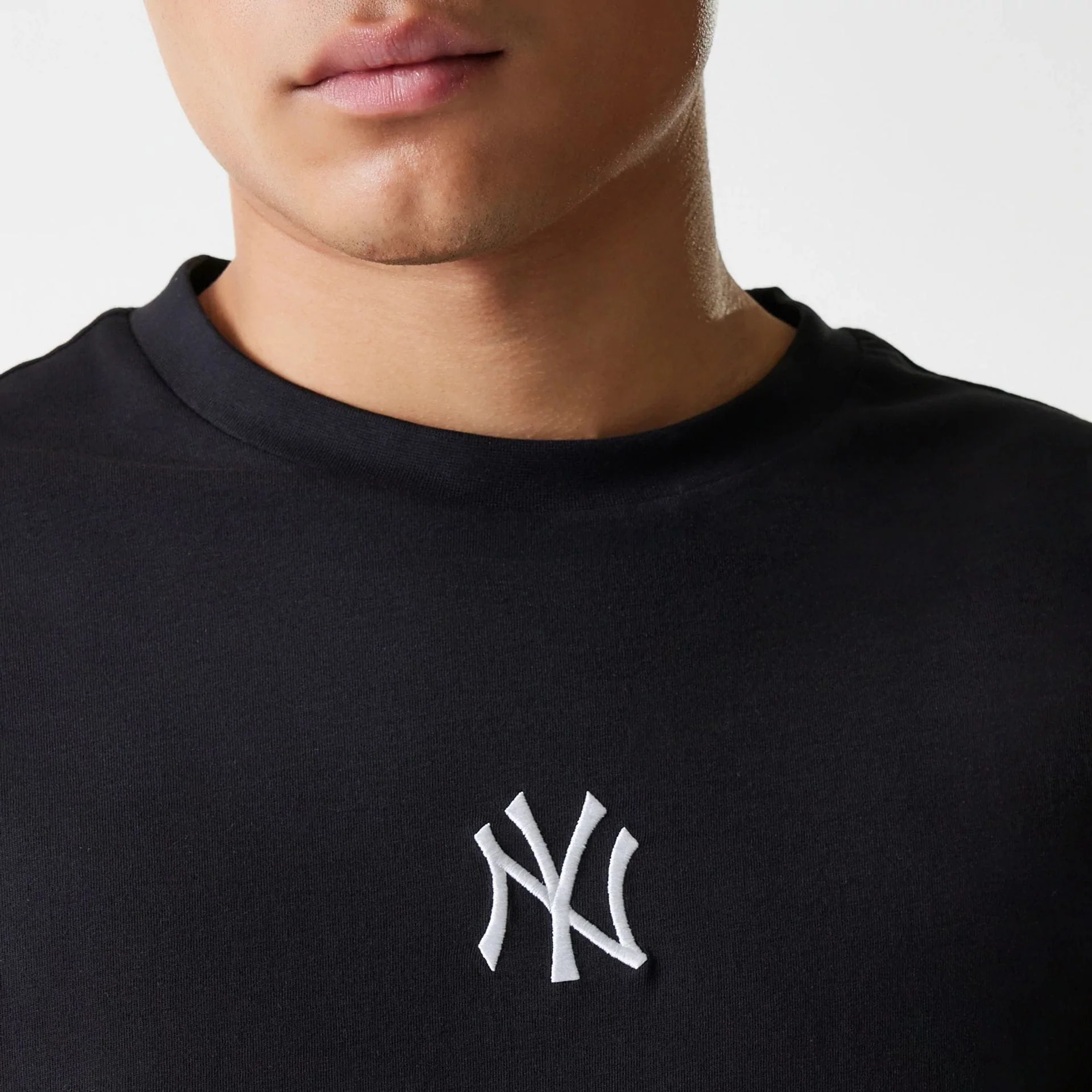 8070-new-york-yankees-mlb-league-essential-black-oversized-t-shirt-4.webp New York Yankees MLB League Essential Black Oversized T-Shirt
