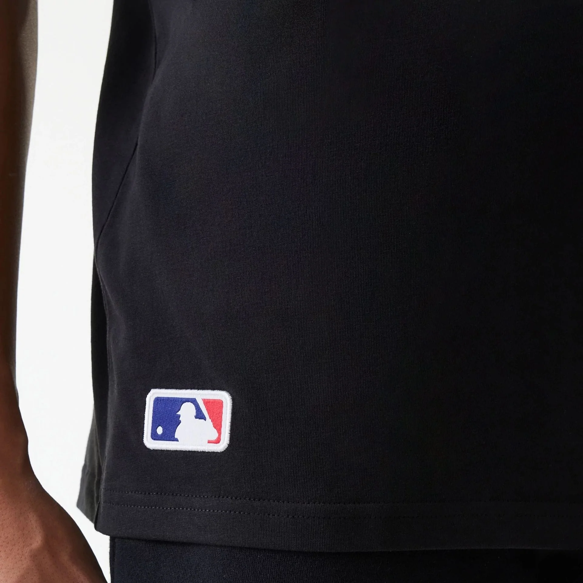 8070-new-york-yankees-mlb-league-essential-black-oversized-t-shirt-5.webp New York Yankees MLB League Essential Black Oversized T-Shirt