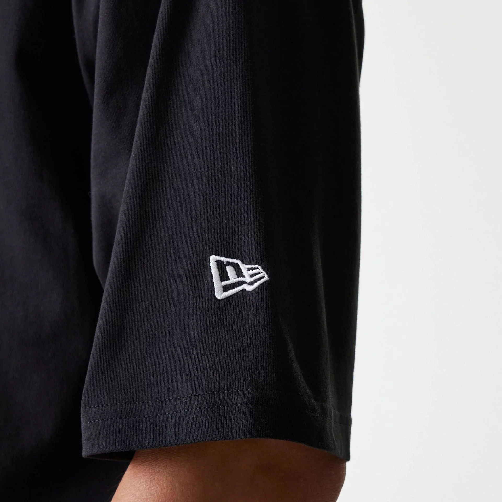 8070-new-york-yankees-mlb-league-essential-black-oversized-t-shirt-6.webp New York Yankees MLB League Essential Black Oversized T-Shirt