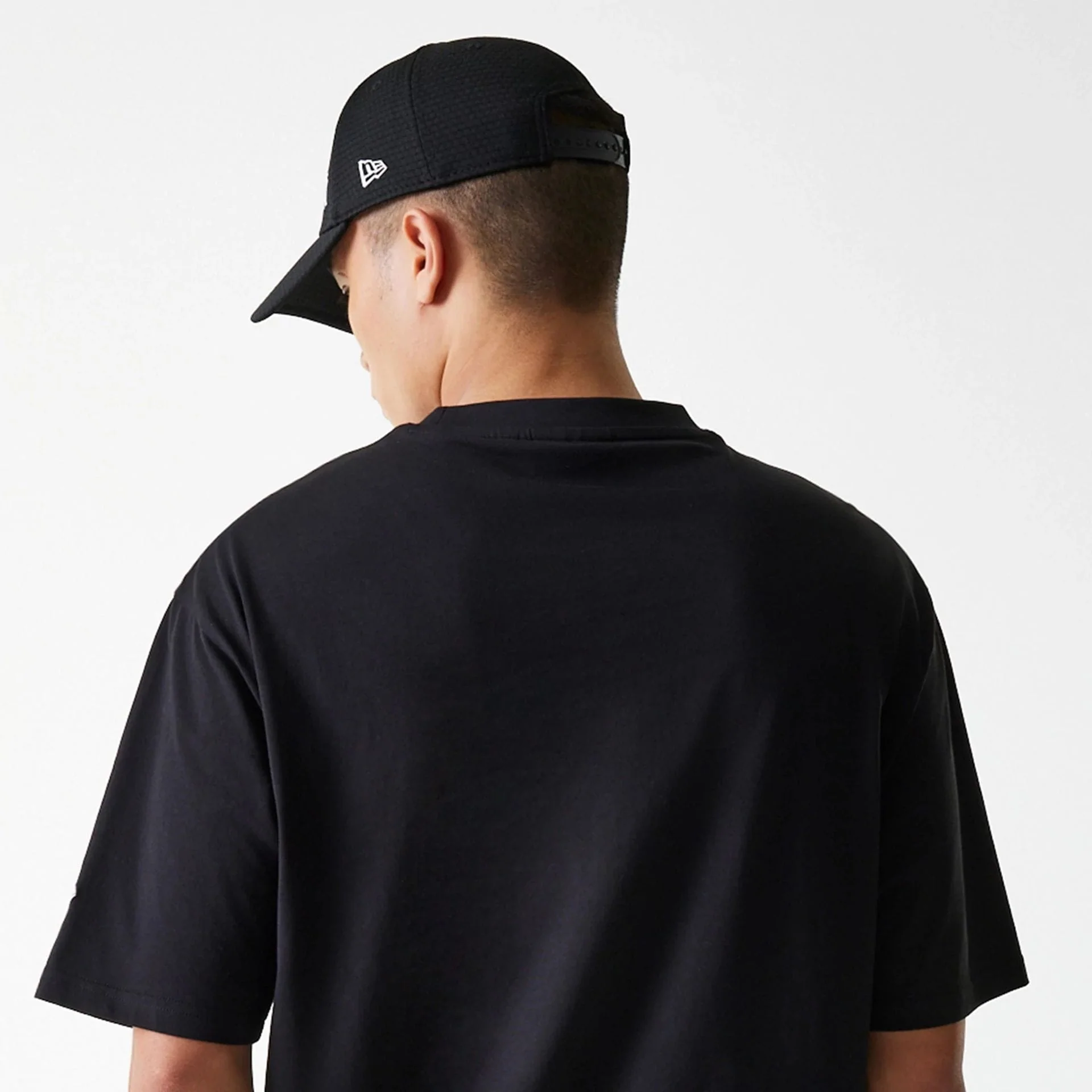 8070-new-york-yankees-mlb-league-essential-black-oversized-t-shirt-7.webp New York Yankees MLB League Essential Black Oversized T-Shirt