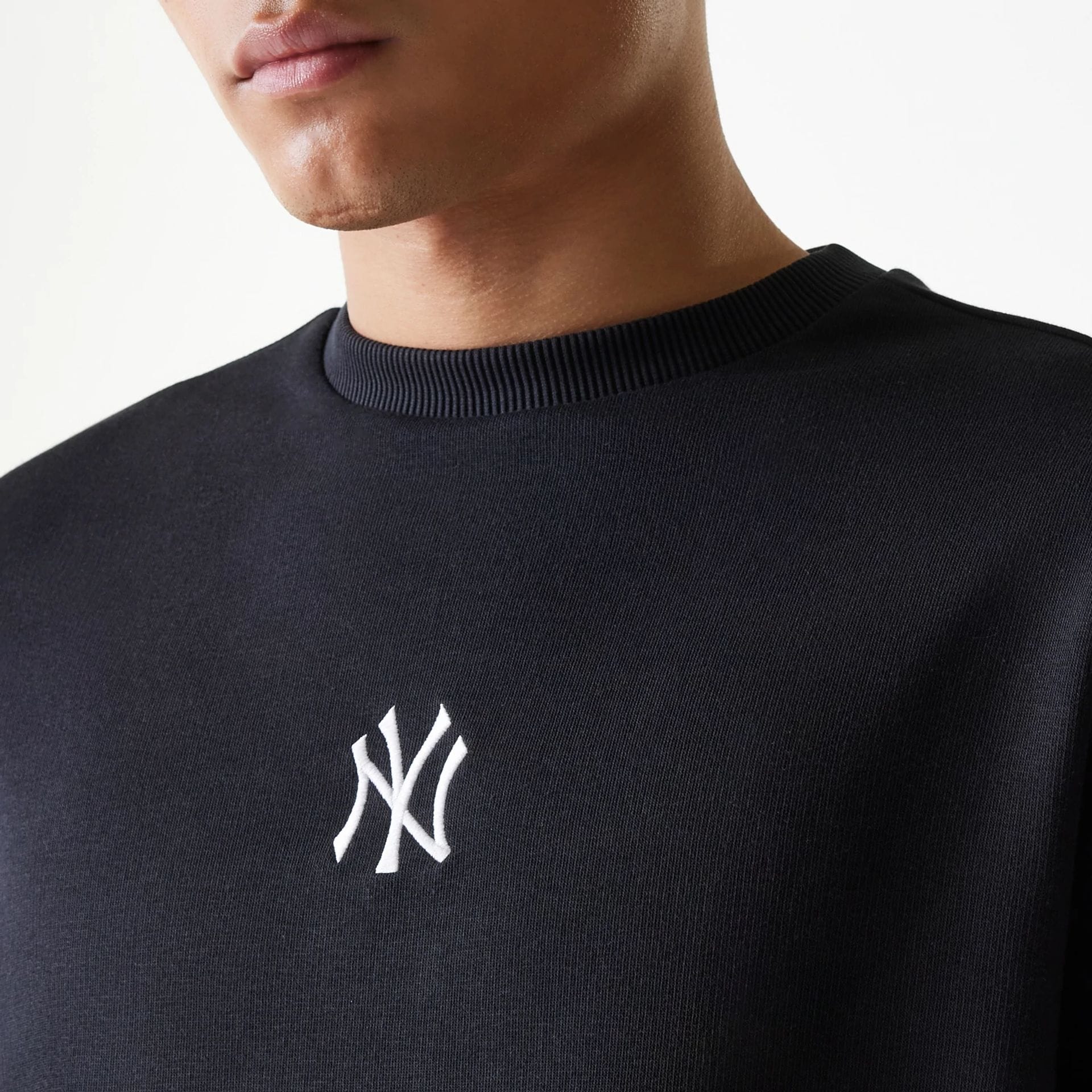 8797-new-york-yankees-mlb-league-essential-midi-black-oversized-crew-neck-sweater-3.jpg New York Yankees MLB League Essential Midi Black Oversized Crew Neck Sweater